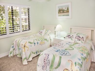 Guest bedroom with twin beds